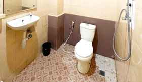 In-room Bathroom 6 Hotel Queen Pontianak