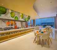 Restaurant 7 HARRIS Hotel & Conventions Bekasi