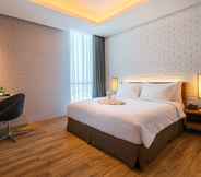 Bedroom 5 Luminor Hotel Jemursari By WH