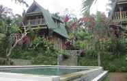 สระว่ายน้ำ 6 Villa Lumbung