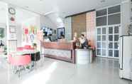 Lobi 2 The Cabin Hotel Sutomo