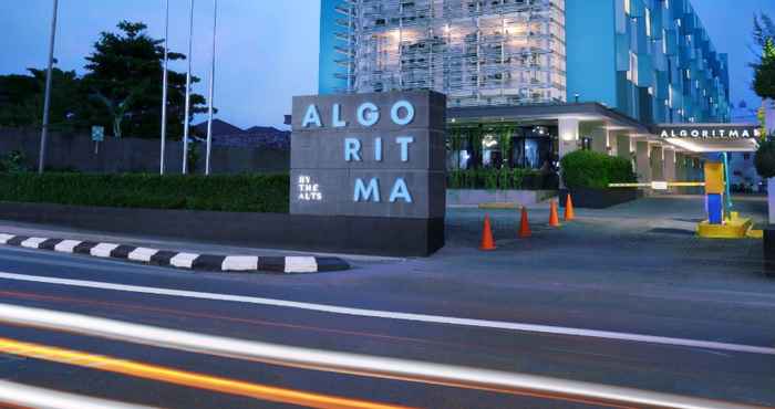 Bên ngoài Algoritma Hotel Palembang