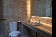 In-room Bathroom Grand Inna Medan