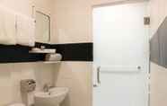 In-room Bathroom 6 Candi Hotel 