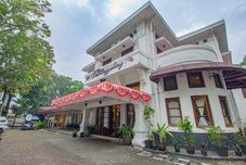 外部的 Sawunggaling Hotel