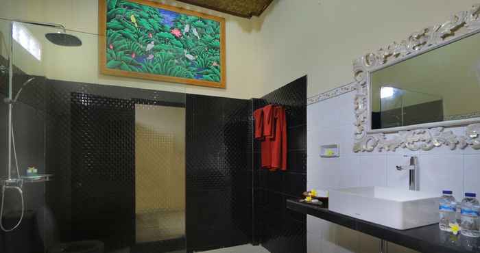 In-room Bathroom Uma Sari Cottage