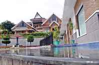 Kolam Renang KHAS Parapat Hotel