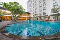 Swimming Pool HARRIS Hotel Sentul City Bogor