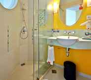 In-room Bathroom 7 Harris Hotel & Conventions Festival Citilink Bandung