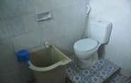 Toilet Kamar 2 Parnas Accomodation	