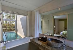 In-room Bathroom 7 Garden Bay View