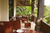 บาร์ คาเฟ่ และเลานจ์ Lily Lane Villas