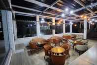 Quầy bar, cafe và phòng lounge Bukit Alamanda Resort & Resto 