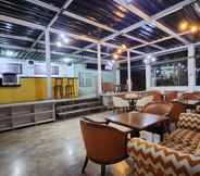 Bar, Kafe, dan Lounge 3 Bukit Alamanda Resort & Resto 