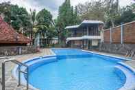 Hồ bơi Collection O 89999 Hotel Bumi Kedaton Resort 