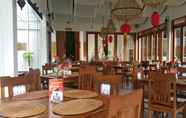 ร้านอาหาร 5 Villa Damar 