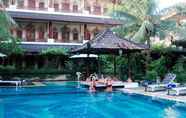 สระว่ายน้ำ 2 Bakung Sari Resort and Spa		