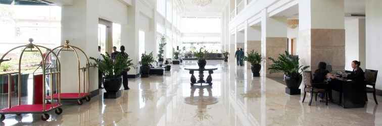 Lobby Sintesa Peninsula Hotel Manado