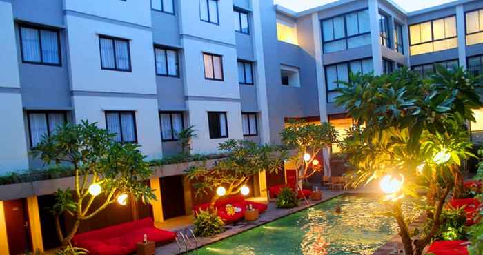 Swimming Pool Hotel Dafam Savvoya Seminyak