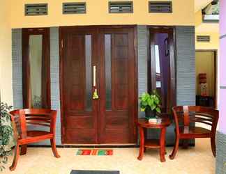 Luar Bangunan 2 Griya Sumber Rejeki Homestay