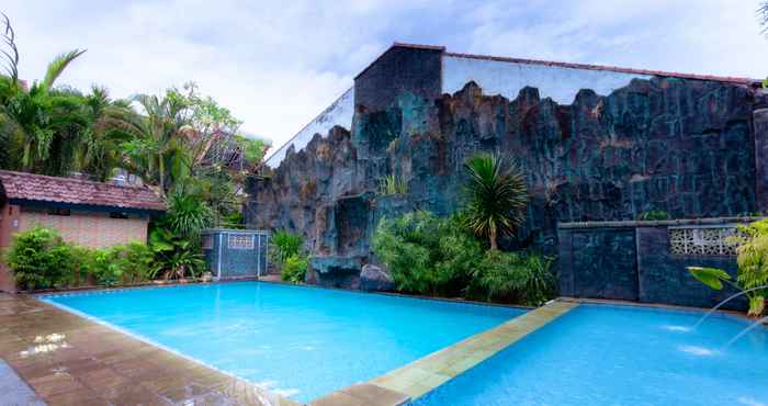 Swimming Pool Hotel Mahkota Plengkung by Ecommerceloka