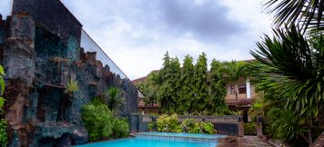 Swimming Pool 3 Hotel Mahkota Plengkung by Ecommerceloka