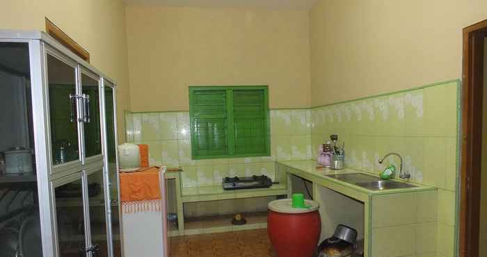 Toilet Kamar Full House 3 Bedroom at Darmo Homestay Nurya