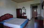 Kamar Tidur 4 Surya Indah Hotel and Restaurant