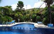 Kolam Renang 2 Three Brothers Bobby's Villas