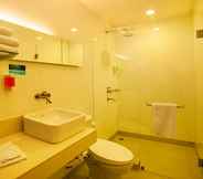 Toilet Kamar 6 Idoop Hotel by Prasanthi