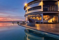 Bar, Cafe and Lounge 6 BW Suite Belitung