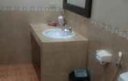 Phòng tắm bên trong 6 Puri 56 Hotel & Resto