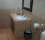 Toilet Kamar 6 Puri 56 Hotel & Resto
