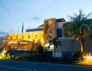 Exterior 2 Bahamas Hotel & Resort 