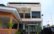 Luar Bangunan 2 OYO 1612 Hotel Central City