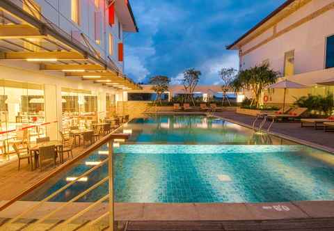 Swimming Pool HARRIS Hotel and Conventions Denpasar Bali
