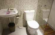 Toilet Kamar 2 Sura Inn