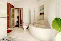 Phòng tắm bên trong Uma Villa