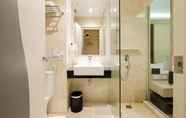 Toilet Kamar 5 W Three Premier Hotel Makassar (Formerly Lariz W Three Hotel)