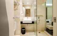 In-room Bathroom 5 W Three Premier Hotel Makassar (Formerly Lariz W Three Hotel)