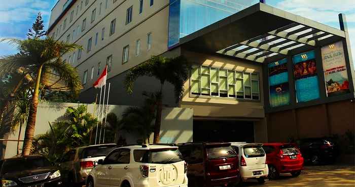 Exterior W Three Premier Hotel Makassar (Formerly Lariz W Three Hotel)