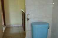 Toilet Kamar Romeo Beachfront Bungalow