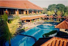 Swimming Pool 2 Pondok Serrata Hotel & Restaurant