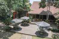 Bar, Kafe, dan Lounge Kayu Arum Resort