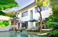 Swimming Pool 2 Room & Vespa 1