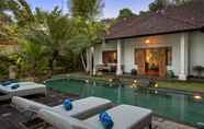 Swimming Pool 6 Room & Vespa 3