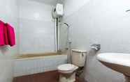 Phòng tắm bên trong 6 Hotel Bagindo