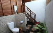 Phòng tắm bên trong 5 Sunset Coin Lembongan Cottage & Spa