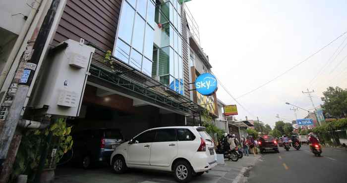 Bên ngoài Sky Hotel Jogja