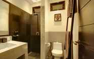 In-room Bathroom 5 Villa Elok